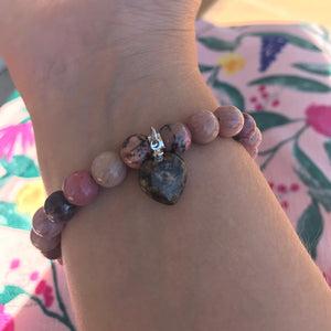 Pulseira com Pedras Naturais Rodonite - Símbolo do Equilíbrio Emocional - com Coração - REF1052