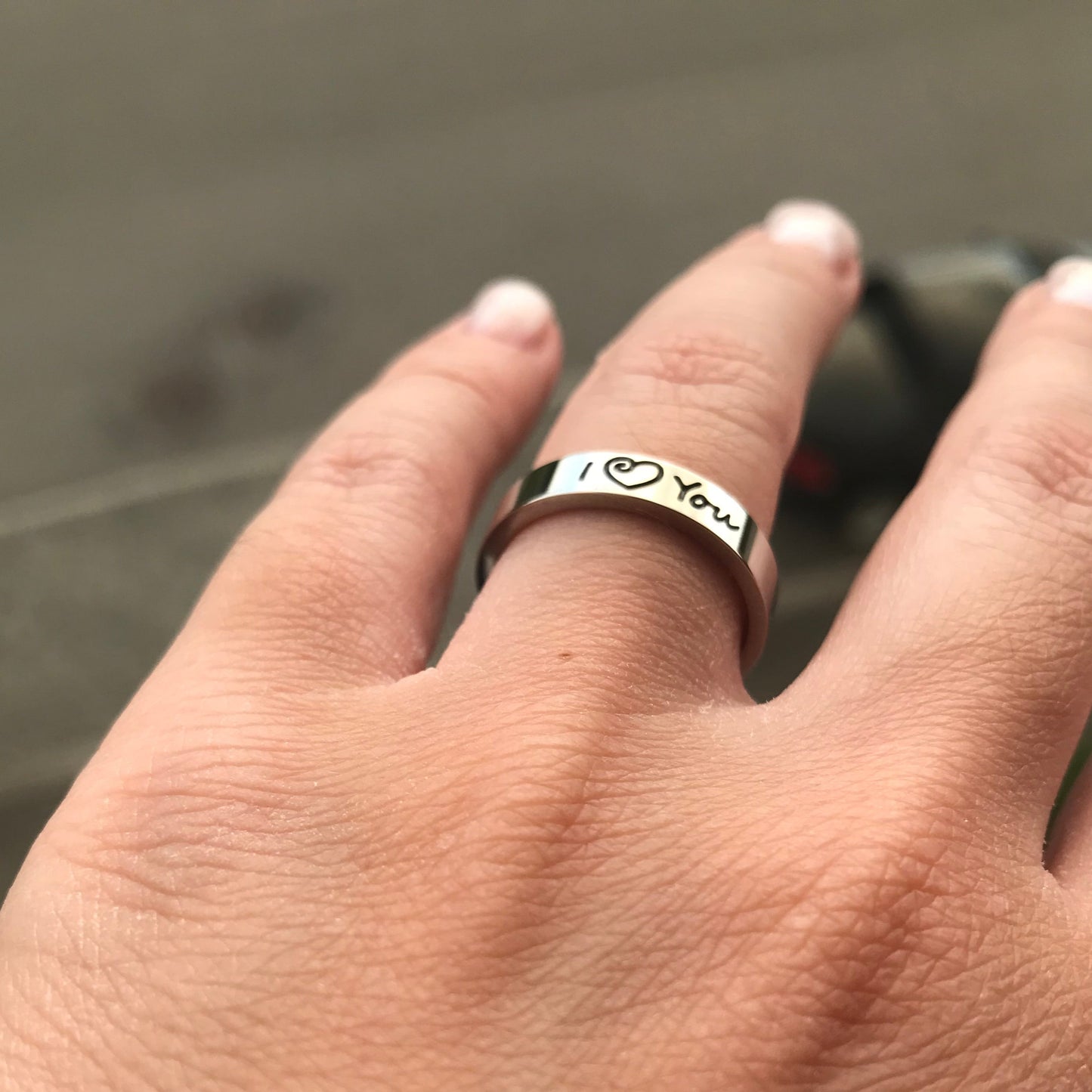 Aliança Prateada I Love You com Coração (4mm) em Aço - Alianças de Namoro ou Compromisso (para Namorados) - REF1610