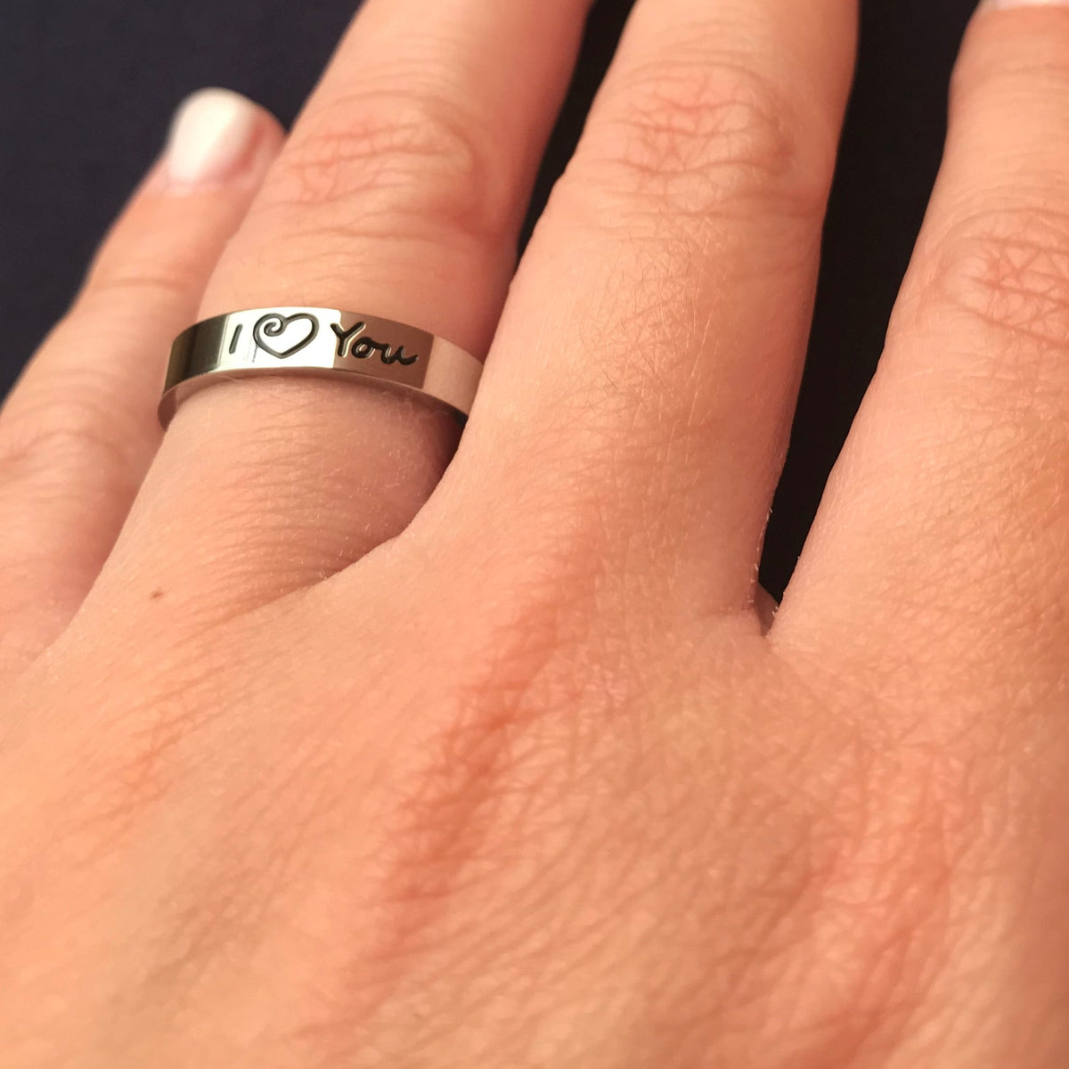 Aliança Prateada I Love You com Coração (4mm) em Aço - Alianças de Namoro ou Compromisso (para Namorados) - REF1610