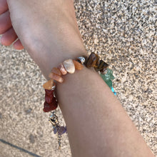 Carregar imagem no visualizador da galeria, Pulseira Reiki com Pedras Lascadas 7 Chakras - REF1061