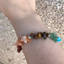 Carregar imagem no visualizador da galeria, Pulseira Reiki com Pedras Lascadas 7 Chakras - REF1061
