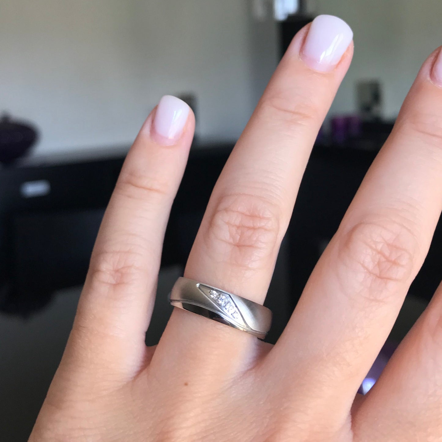 Aliança Prateada com Pedras ou com Linha Simples 6mm em Aço para Casamento, Namoro ou Compromisso - REF1008