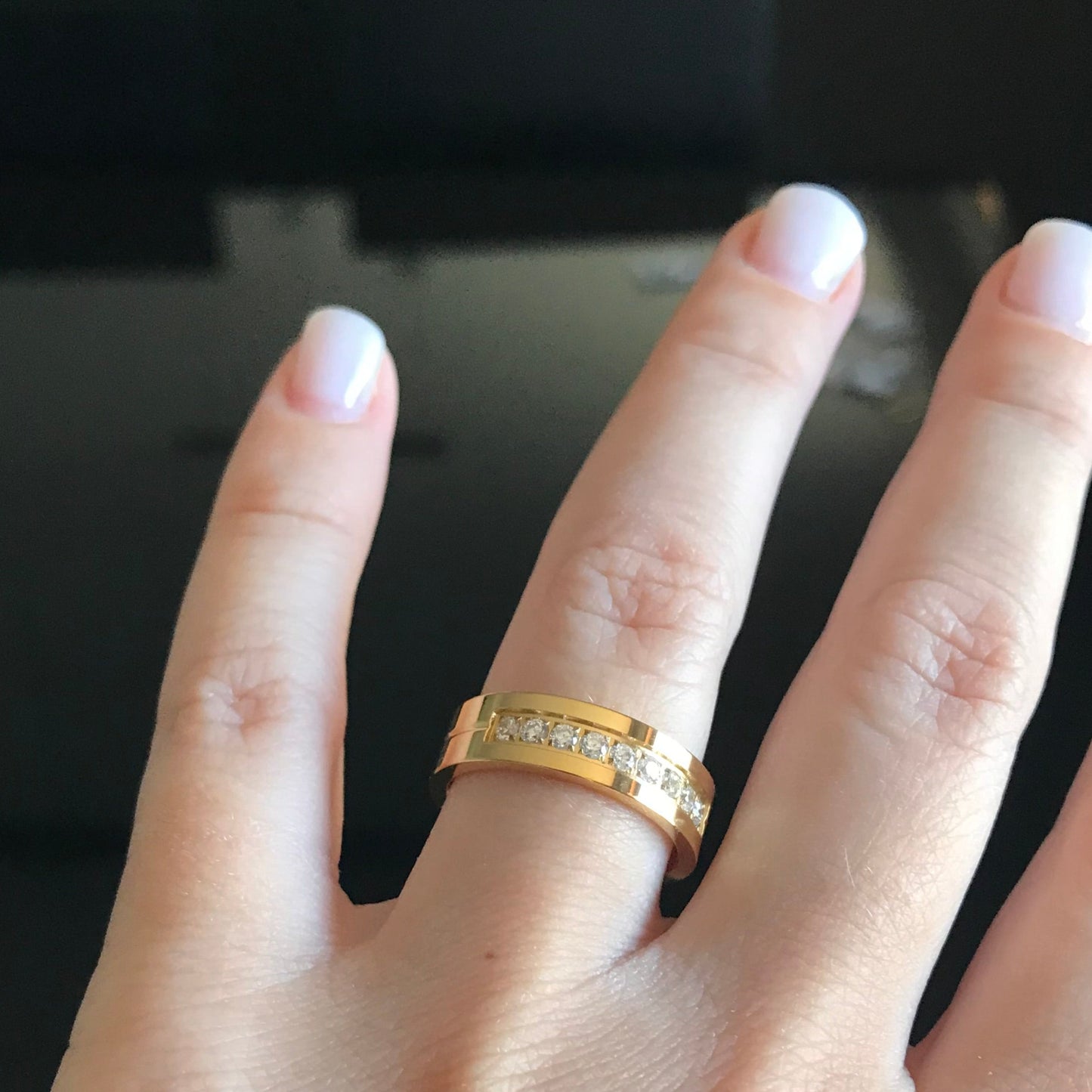 Aliança Dourada com Linha Central ou Banda de Pedras 6mm em Aço para Casamento, Namoro ou Compromisso - REF00080
