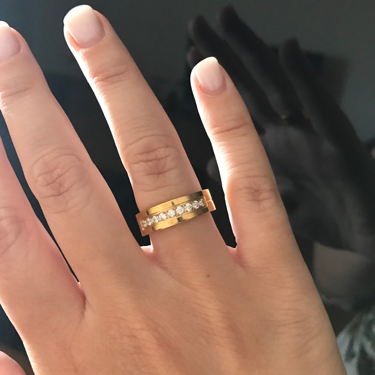 Aliança Dourada com Linha Central ou Banda de Pedras 6mm em Aço para Casamento, Namoro ou Compromisso - REF00080