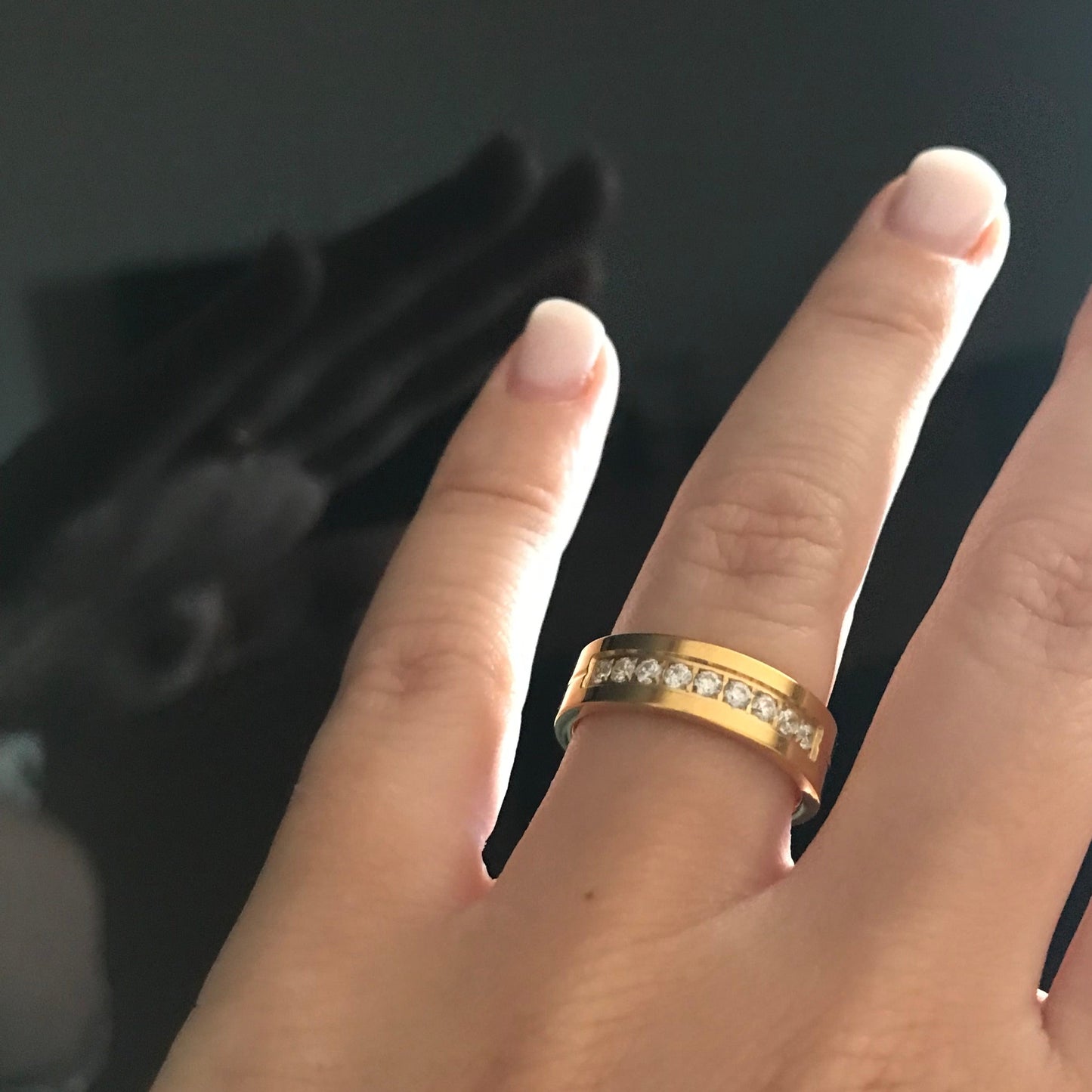 Aliança Dourada com Linha Central ou Banda de Pedras 6mm em Aço para Casamento, Namoro ou Compromisso - REF00080