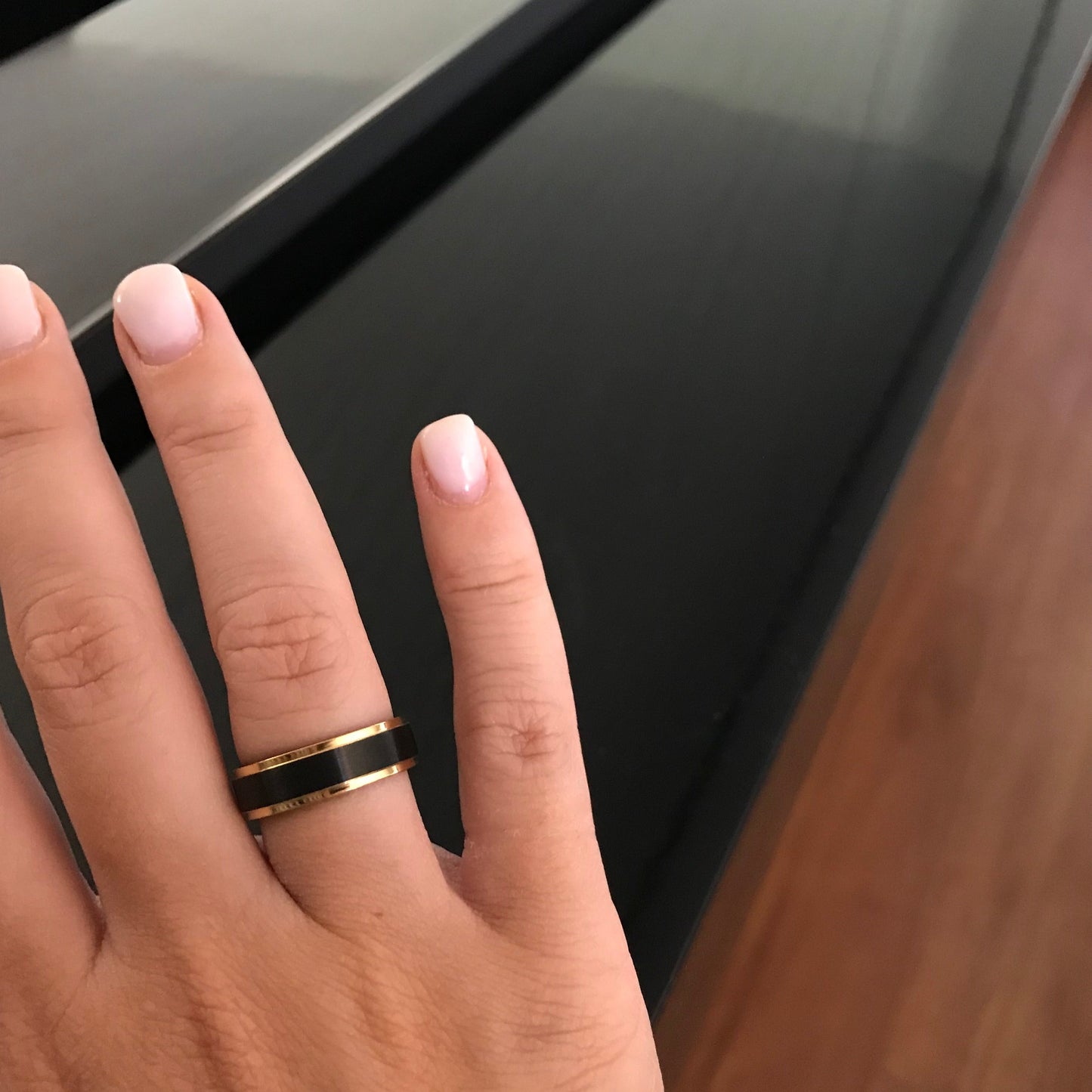 Aliança Preta com Centro Escovado e Rebordo Dourado Brilhante em Aço 6mm para Casamento, Namoro ou Compromisso - REF1010