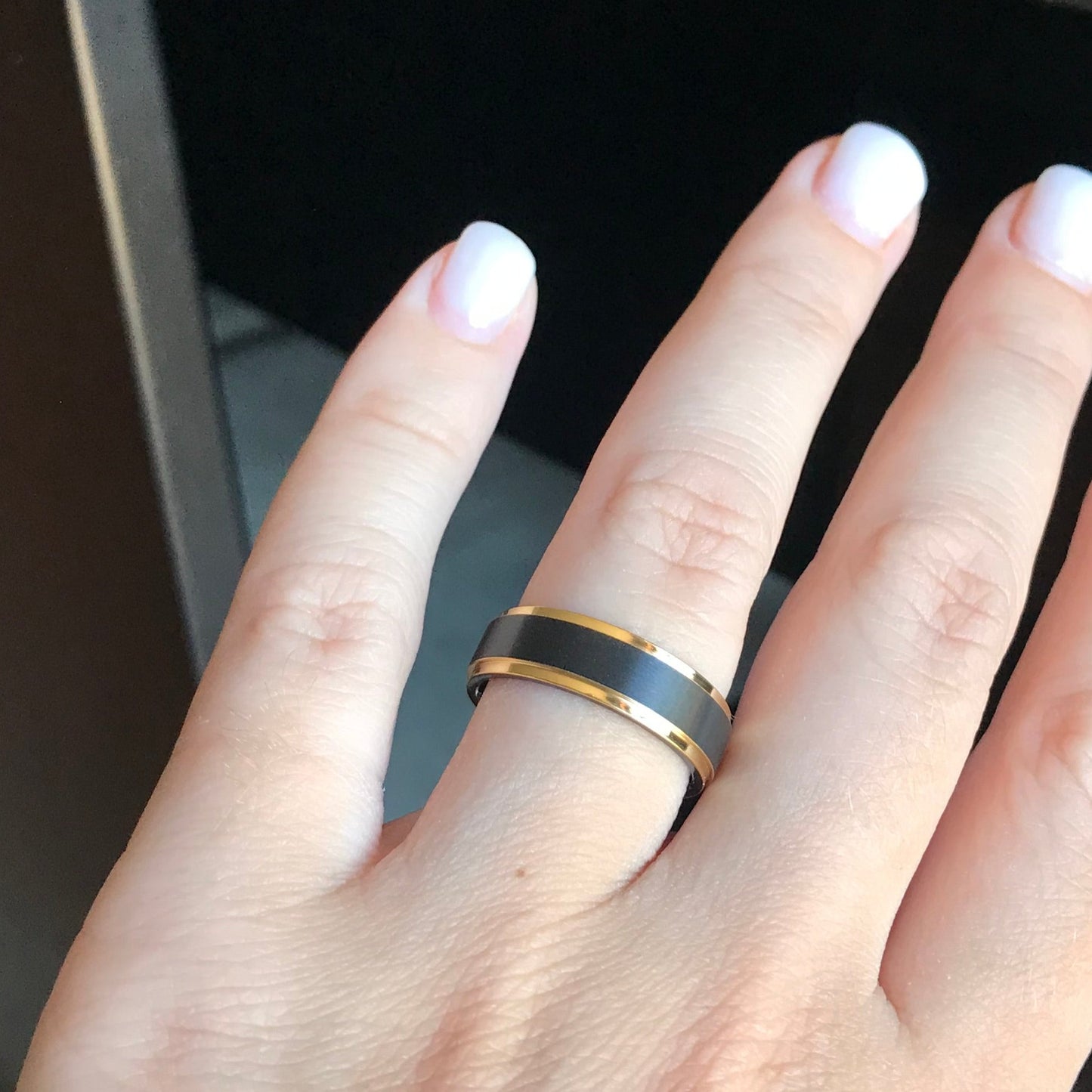 Aliança Preta com Centro Escovado e Rebordo Dourado Brilhante em Aço 6mm para Casamento, Namoro ou Compromisso - REF1010