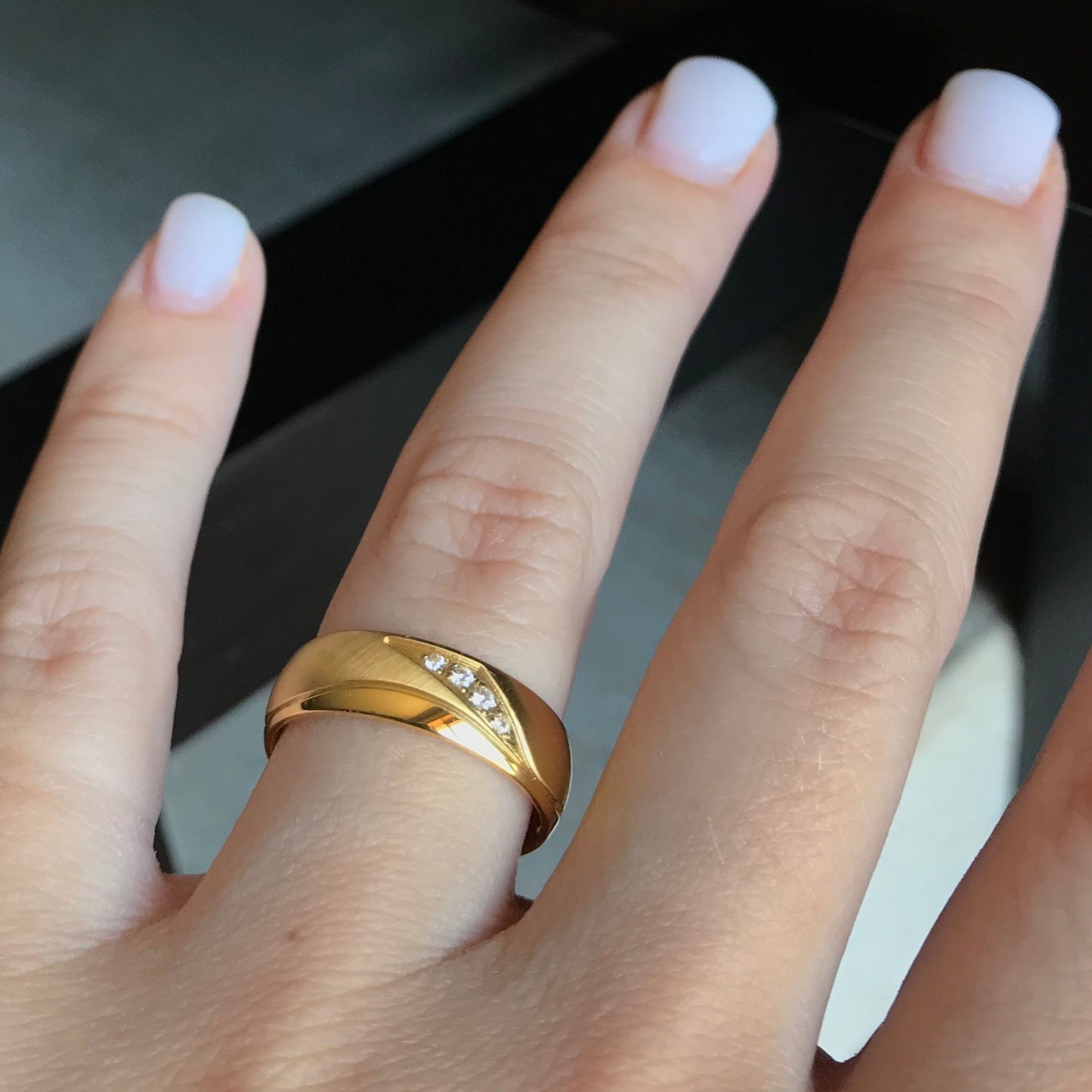 Aliança Dourada com Pedras ou Dourada com Linha Simples 6mm em Aço para Casamento, Namoro ou Compromisso - REF1009