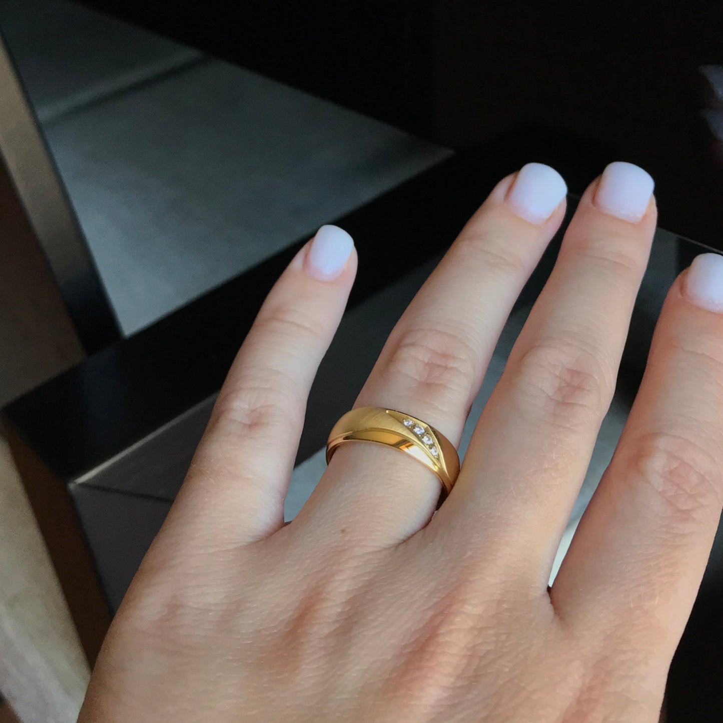 Aliança Dourada com Pedras ou Dourada com Linha Simples 6mm em Aço para Casamento, Namoro ou Compromisso - REF1009