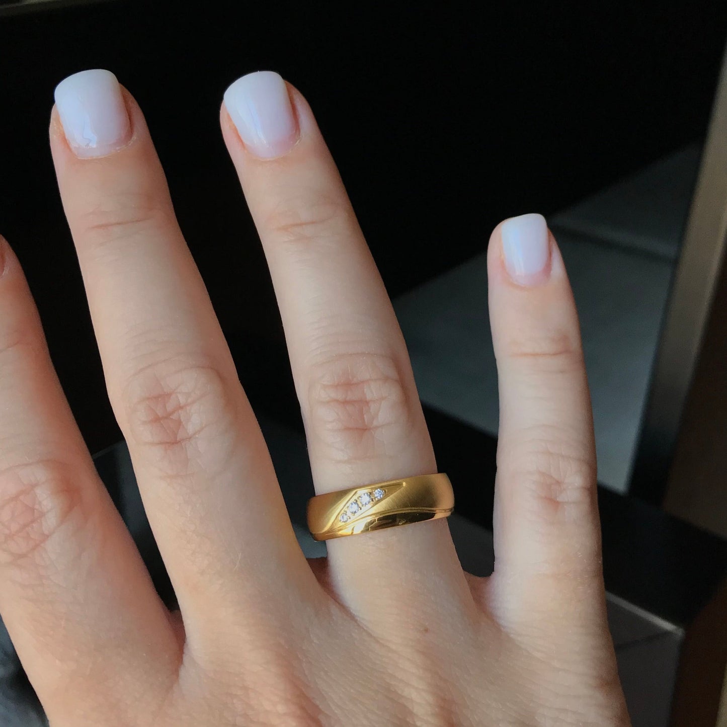 Aliança Dourada com Pedras ou Dourada com Linha Simples 6mm em Aço para Casamento, Namoro ou Compromisso - REF1009
