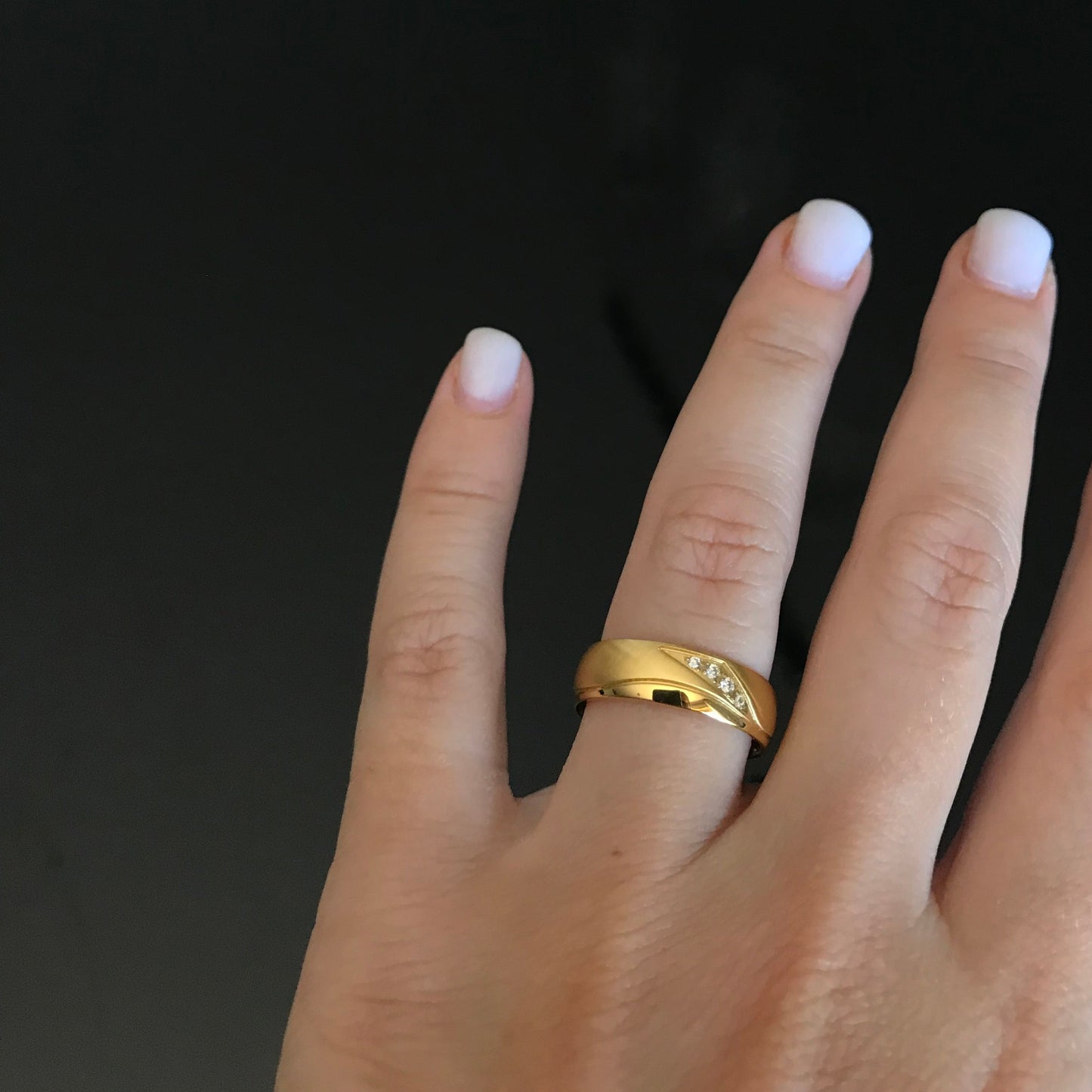Aliança Dourada com Pedras ou Dourada com Linha Simples 6mm em Aço para Casamento, Namoro ou Compromisso - REF1009