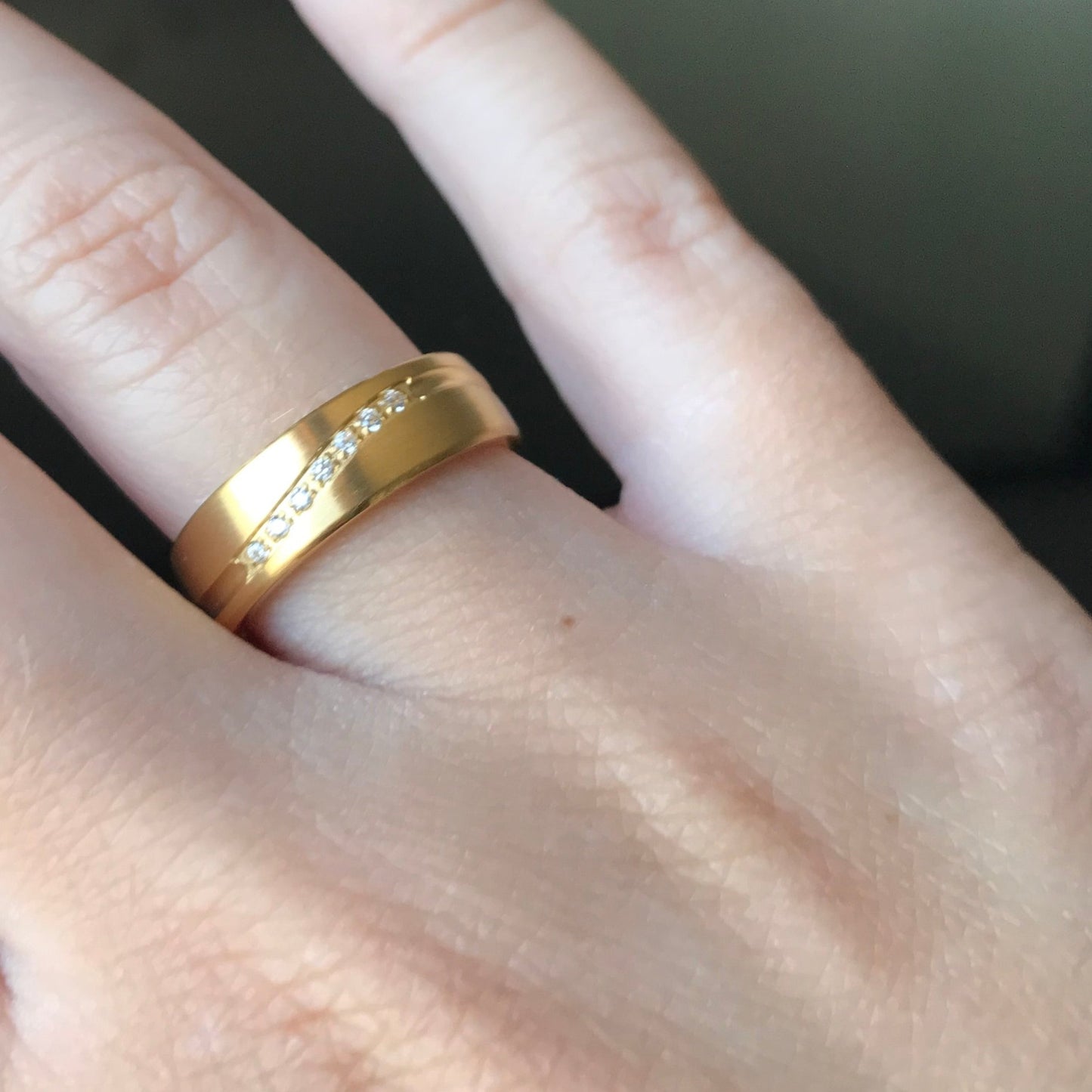 Aliança Dourada com Pedras ou Dourada com Linha Simples 6mm em Aço para Casamento, Namoro ou Compromisso - REF1001