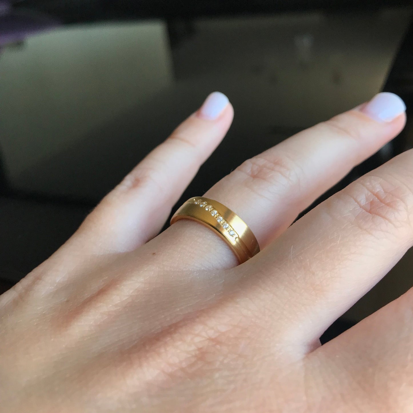 Aliança Dourada com Pedras ou Dourada com Linha Simples 6mm em Aço para Casamento, Namoro ou Compromisso - REF1001