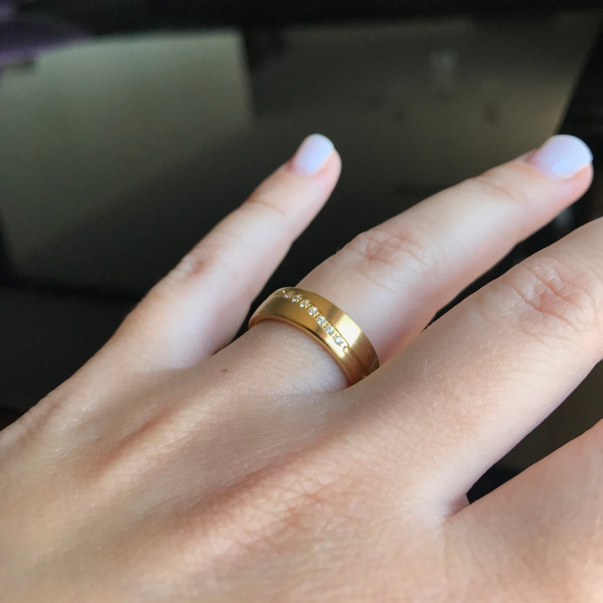 Aliança Dourada com Pedras ou Dourada com Linha Simples 6mm em Aço para Casamento, Namoro ou Compromisso - REF1001