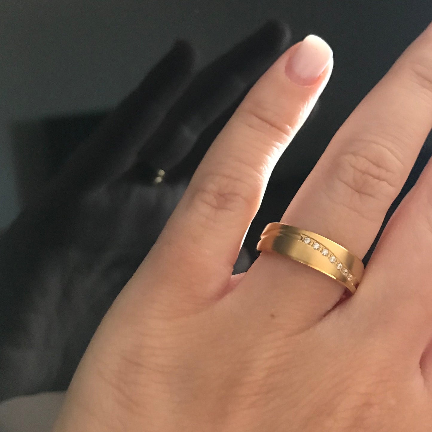Aliança Dourada com Pedras ou Dourada com Linha Simples 6mm em Aço para Casamento, Namoro ou Compromisso - REF1001