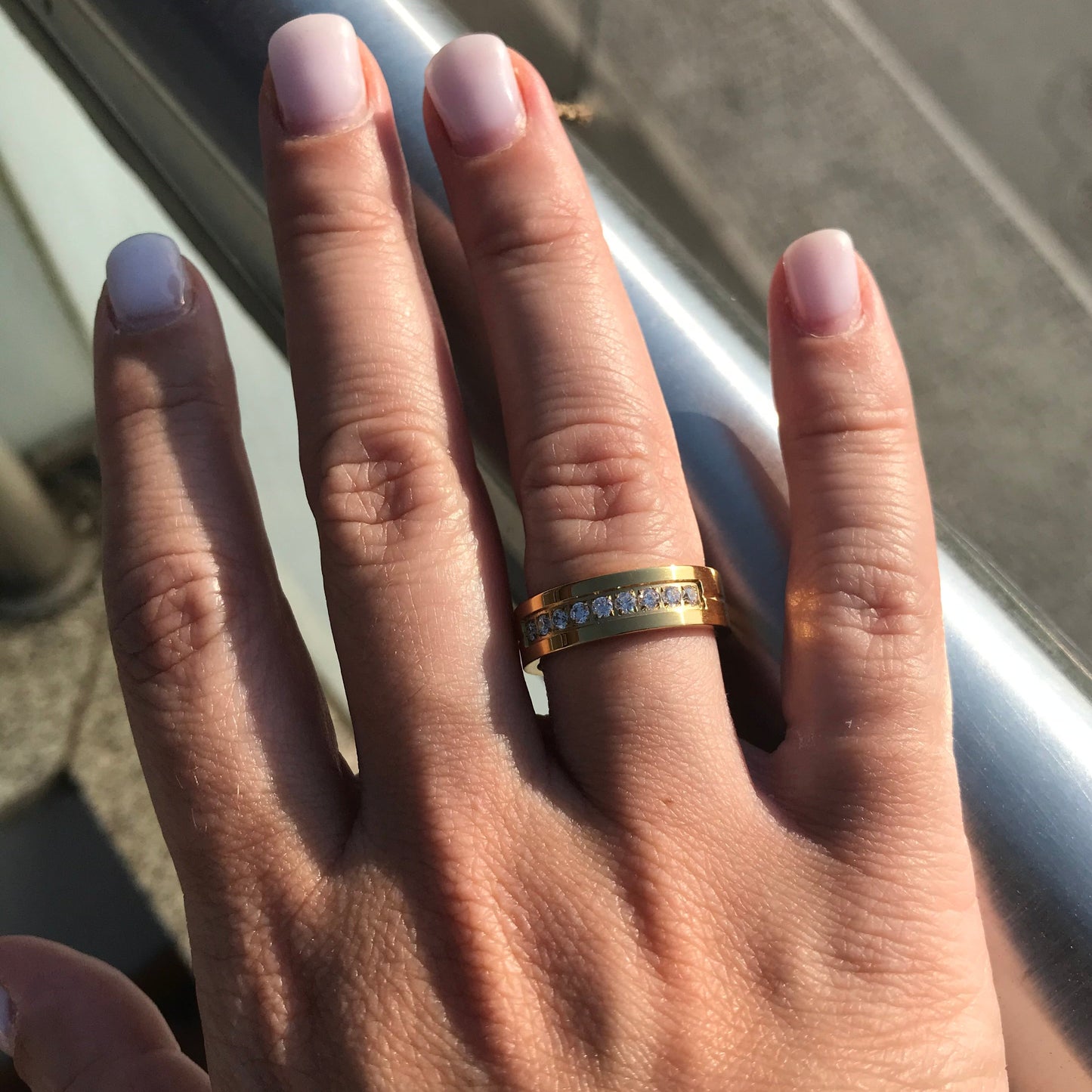 Aliança Dourada com Linha Central ou Banda de Pedras 6mm em Aço para Casamento, Namoro ou Compromisso - REF00080