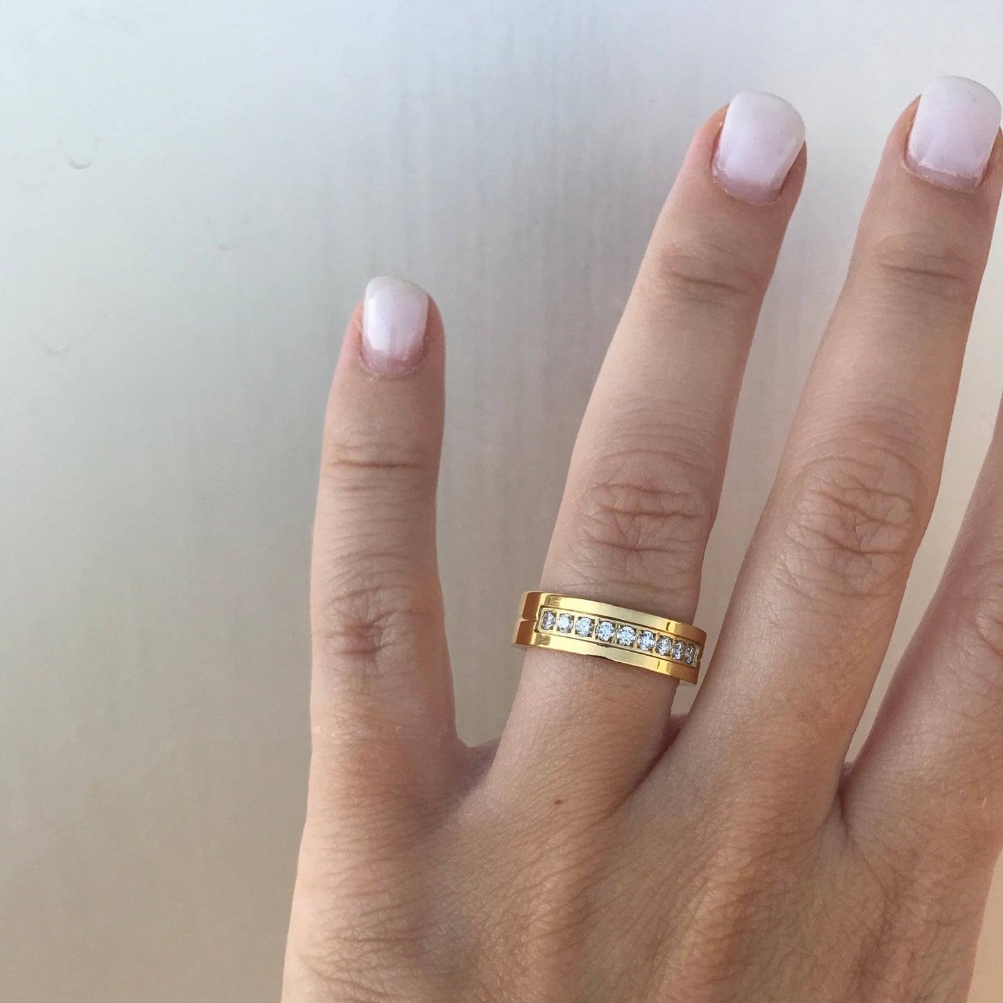 Aliança Dourada com Linha Central ou Banda de Pedras 6mm em Aço para Casamento, Namoro ou Compromisso - REF00080