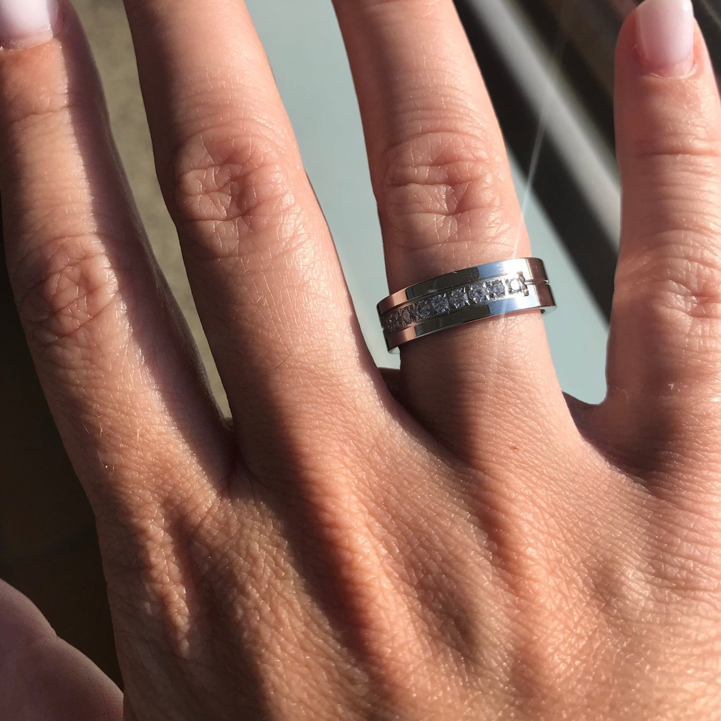 Aliança Prateada Brilhante com Filete Central ou Pedras Brilhantes 6mm em Aço para Casamento, Namoro ou Compromisso - REF00083