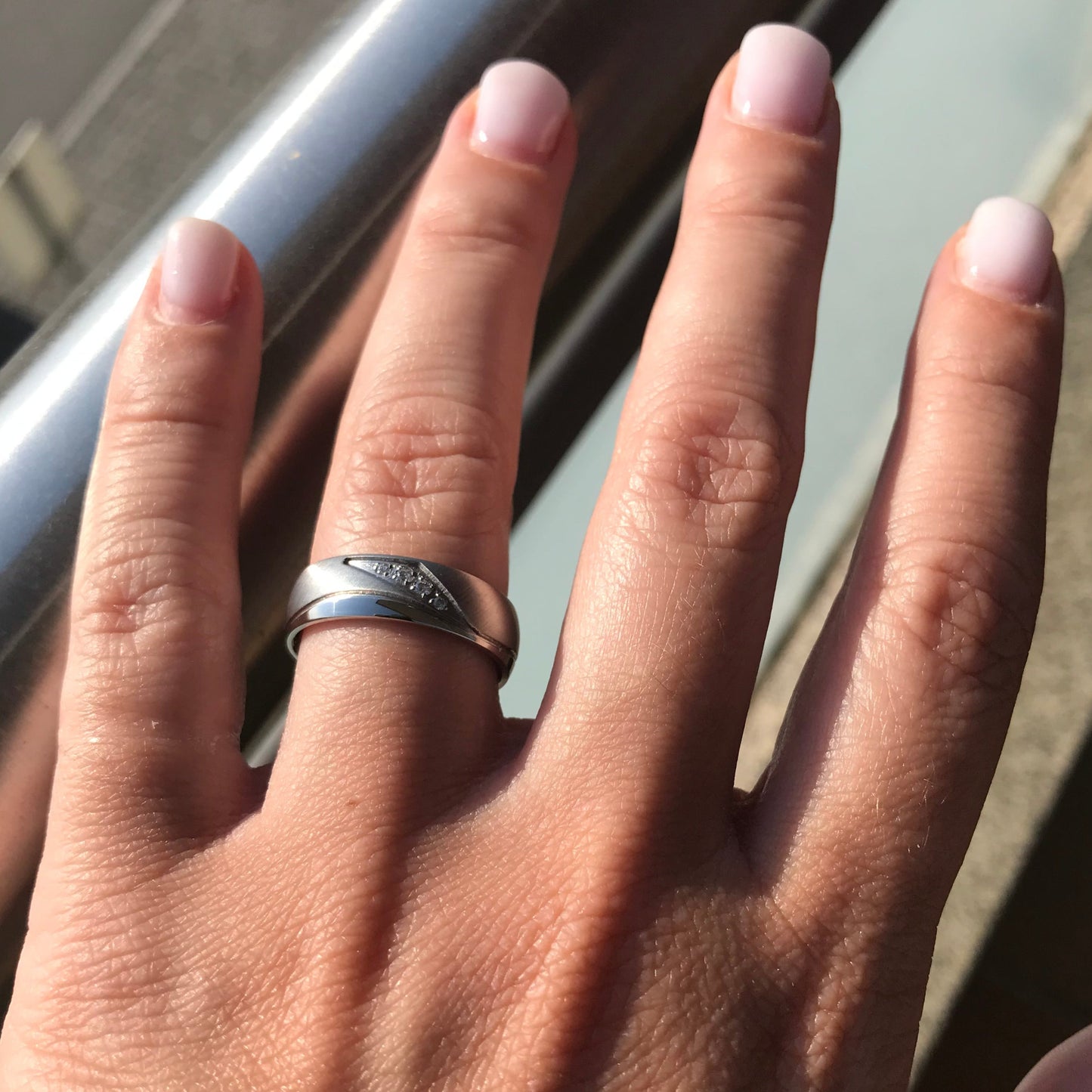 Aliança Prateada com Pedras ou com Linha Simples 6mm em Aço para Casamento, Namoro ou Compromisso - REF1008