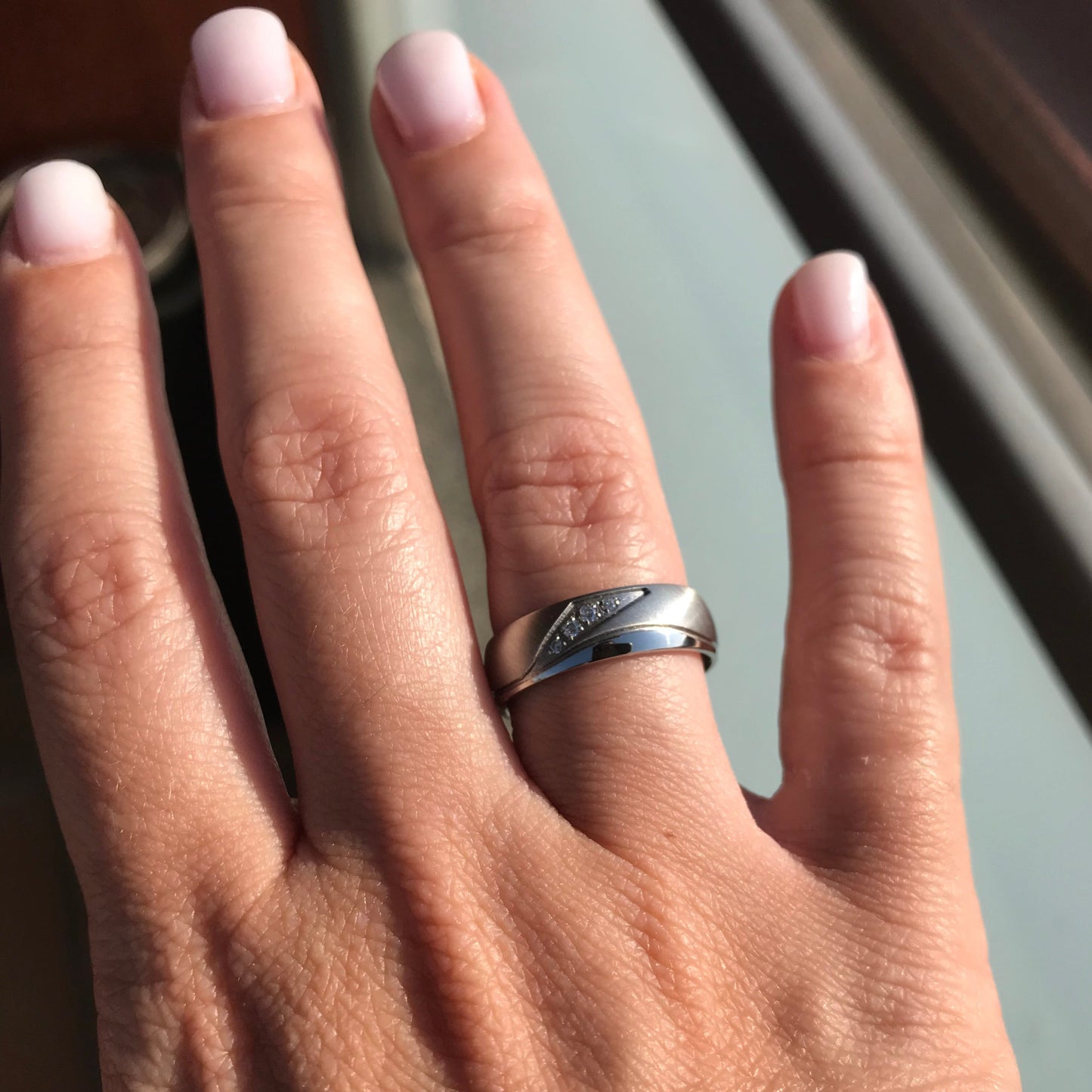 Aliança Prateada com Pedras ou com Linha Simples 6mm em Aço para Casamento, Namoro ou Compromisso - REF1008