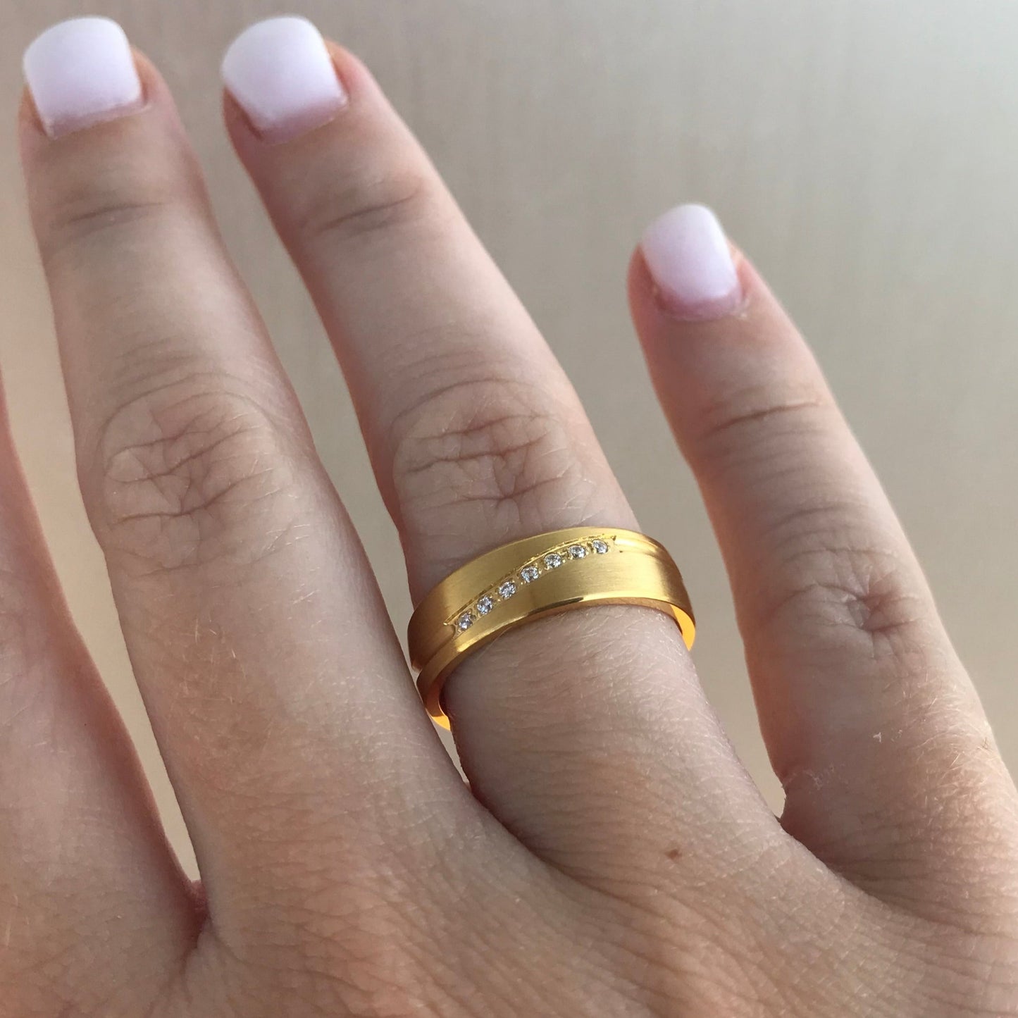 Aliança Dourada com Pedras ou Dourada com Linha Simples 6mm em Aço para Casamento, Namoro ou Compromisso - REF1001
