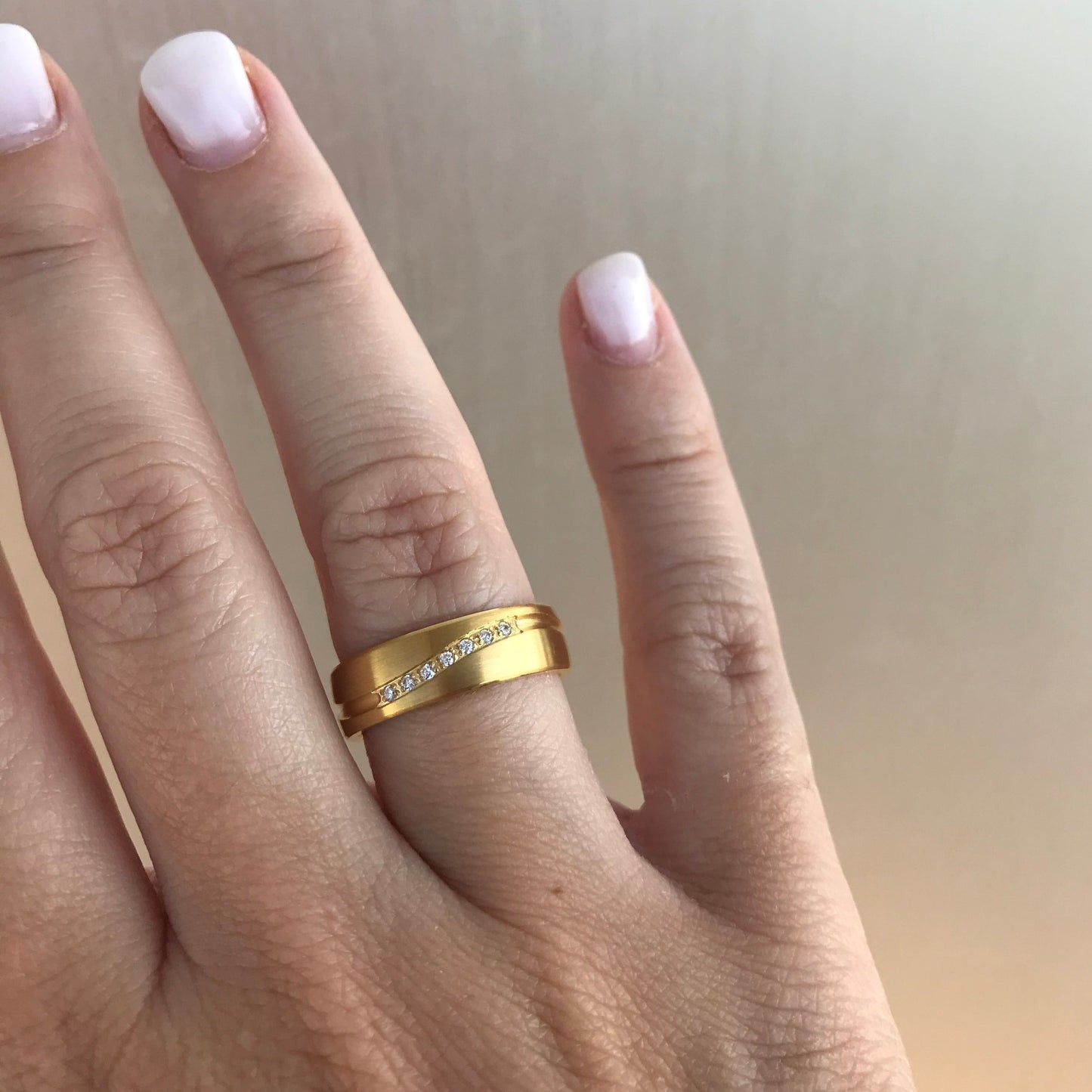Aliança Dourada com Pedras ou Dourada com Linha Simples 6mm em Aço para Casamento, Namoro ou Compromisso - REF1001