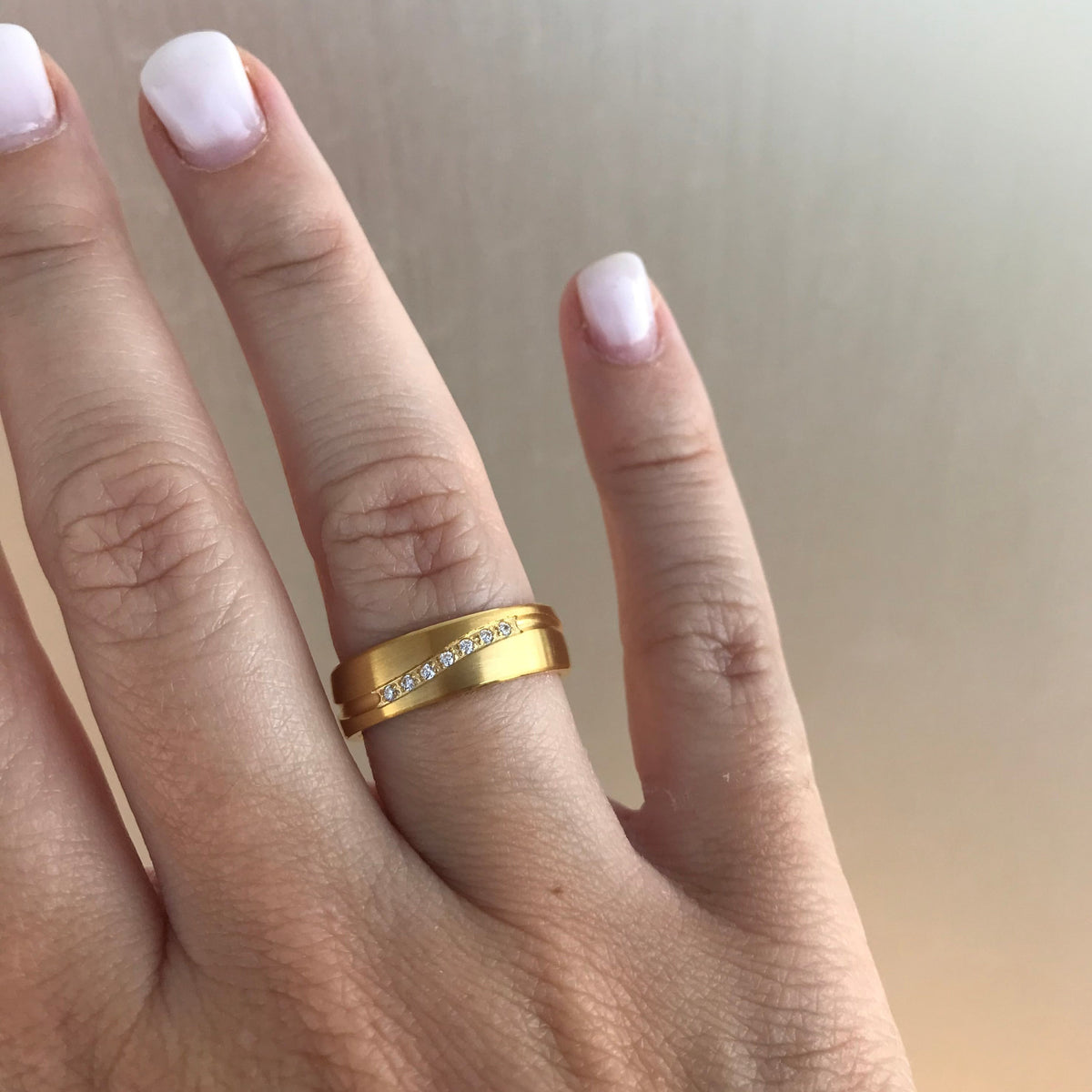 Aliança Dourada com Pedras ou Dourada com Linha Simples 6mm em Aço para Casamento, Namoro ou Compromisso - REF1001