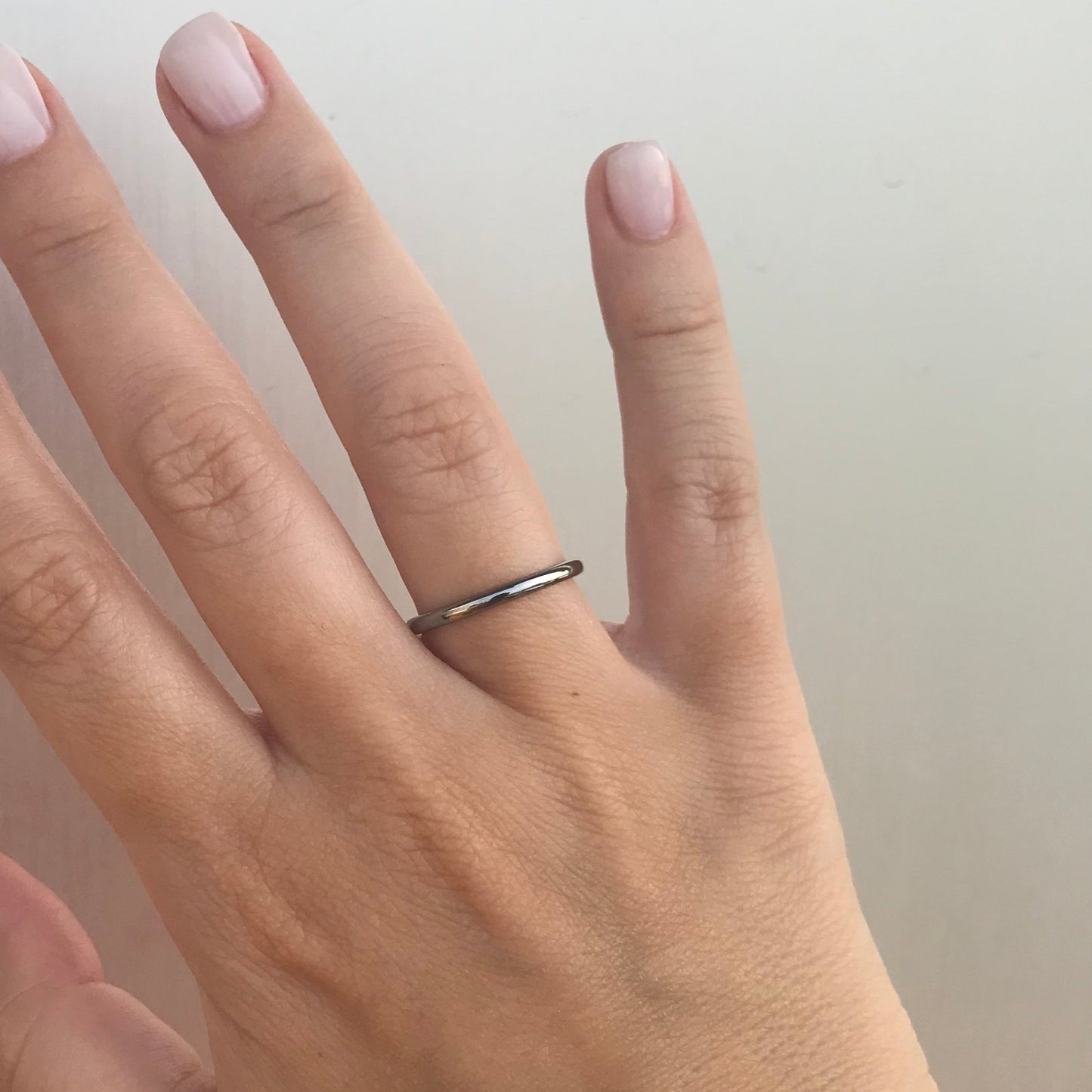 Aliança em Tungsténio Prateada, Simples e Tradicional, com 2mm de Largura, Brilhante e Arredondada em Cima e nos Lados - REF11011