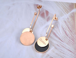 Brincos Compridos com Medalha Queen (Rainha) em Aço - REF1552 - PIME.pt