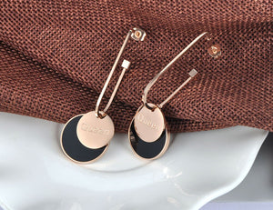 Brincos Compridos com Medalha Queen (Rainha) em Aço - REF1552 - PIME.pt