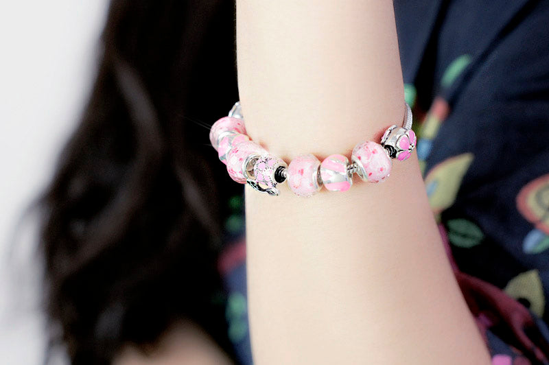 Pulseira de Contas/Charms Tons de Rosa com Flores e Coche com Cristais - REF1148 - PIME.pt