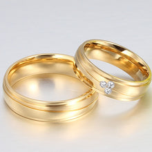 Carregar imagem no visualizador da galeria, Alianças com Rebordos Dourados 6mm em Aço para Casamento, Namoro ou Compromisso - REF00070 - PIME.pt