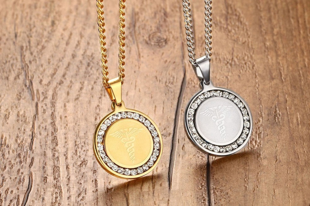 Colar Medalha Bastão de Asclépio com Brilhantes Circundantes em Aço - REF1545 - PIME.pt