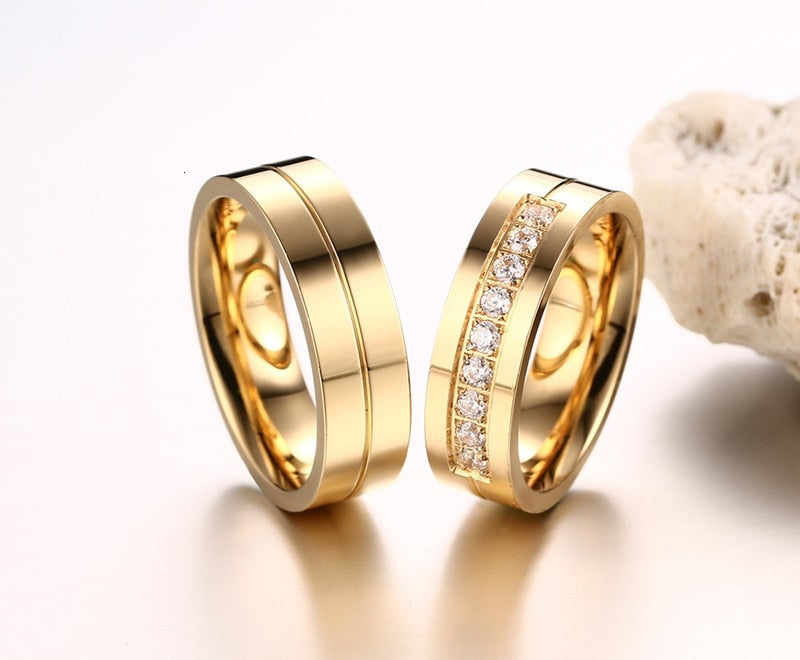 Aliança Dourada com Linha Central ou Banda de Pedras 6mm em Aço para Casamento, Namoro ou Compromisso - REF00080 - PIME.pt