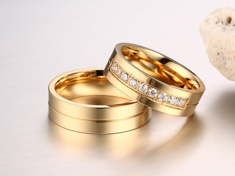 Aliança Dourada com Linha Central ou Banda de Pedras 6mm em Aço para Casamento, Namoro ou Compromisso - REF00080 - PIME.pt