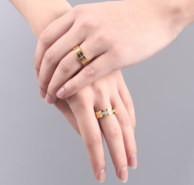 Aliança Dourada com Linha Central ou Banda de Pedras 6mm em Aço para Casamento, Namoro ou Compromisso - REF00080 - PIME.pt