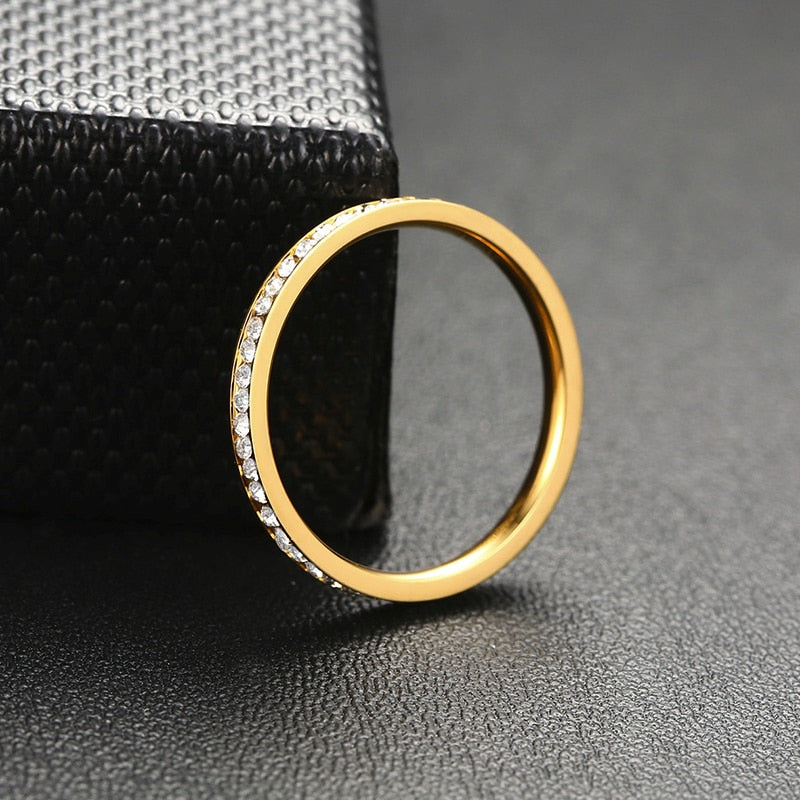 Anel de Noivado Dourado (2mm) com Pequenas Pedras Brilhantes - em Aço - REF17021