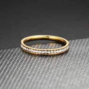 Anel de Noivado Dourado (2mm) com Pequenas Pedras Brilhantes - em Aço - REF17021