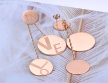 Carregar imagem no visualizador da galeria, Brincos IN LOVE com Três Medalhas em Aço - REF1557 - PIME.pt