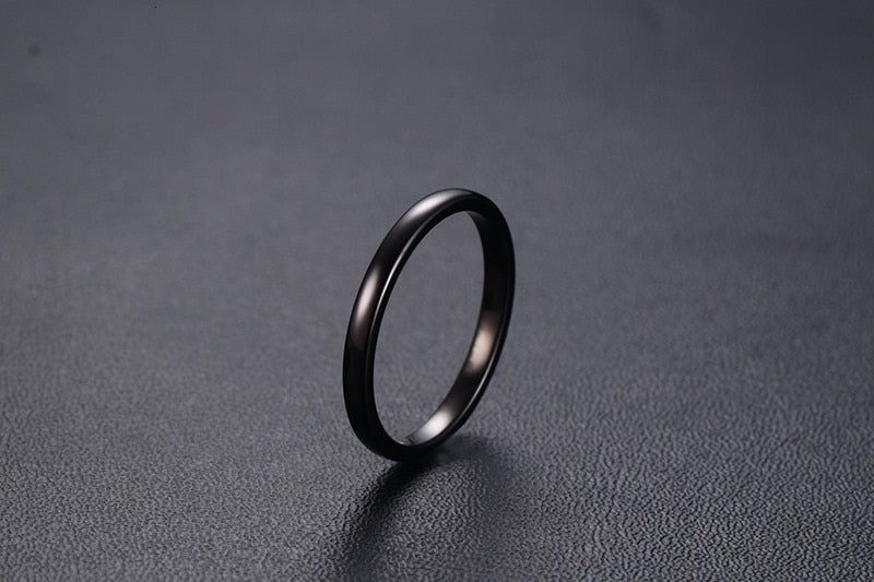 Aliança em Tungsténio Preta, Simples e Tradicional, com 2mm de Largura, Brilhante e Arredondada em Cima e nos Lados - REF0020