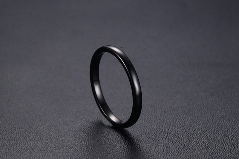 Aliança em Tungsténio Preta, Simples e Tradicional, com 2mm de Largura, Brilhante e Arredondada em Cima e nos Lados - REF0020