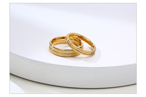 Aliança Dourada com Filetes Rugosos 3mm e 5mm em Aço para Casamento, Namoro ou Compromisso - REF18203 - PIME.pt