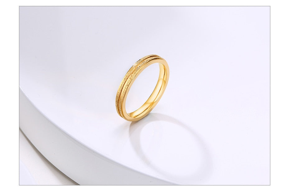 Aliança Dourada com Filetes Rugosos 3mm e 5mm em Aço para Casamento, Namoro ou Compromisso - REF18203 - PIME.pt