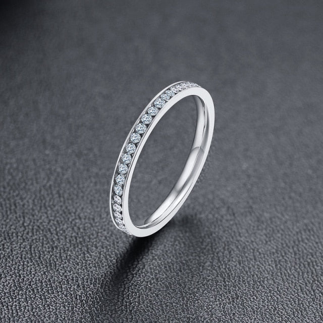 Anel de Noivado Prateado (2mm) com Pequenas Pedras Brilhantes - em Aço - REF1701