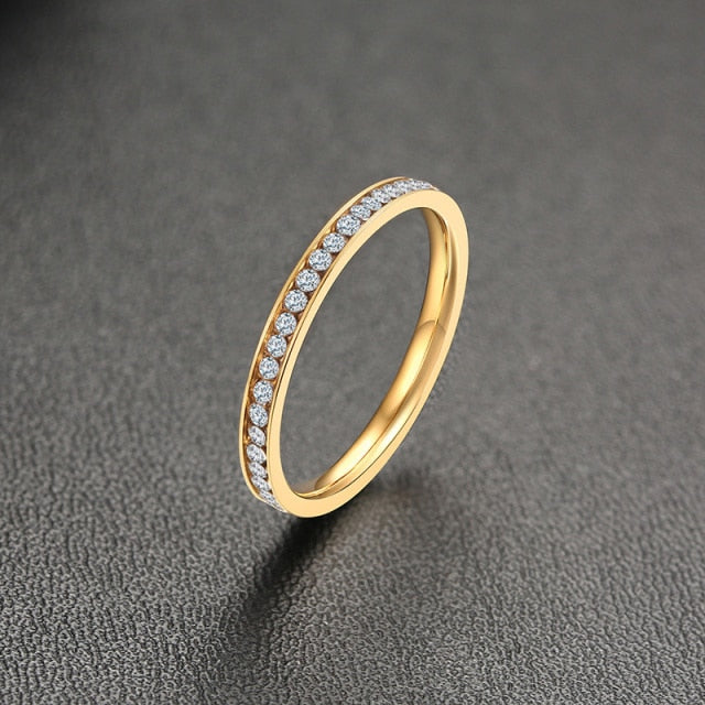 Anel de Noivado Dourado (2mm) com Pequenas Pedras Brilhantes - em Aço - REF17021