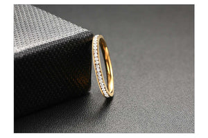 Anel de Noivado Dourado (2mm) com Pequenas Pedras Brilhantes - em Aço - REF17021