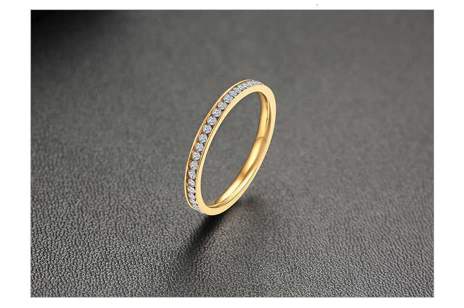 Anel de Noivado Dourado (2mm) com Pequenas Pedras Brilhantes - em Aço - REF17021