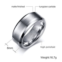 Carregar imagem no visualizador da galeria, Aliança em Tungsténio Prateada, com 8mm de Largura, Plana e Brilhante em Cima, com Filamento Fosco no Centro, Angular e Brilhante nos Lados - REF3850