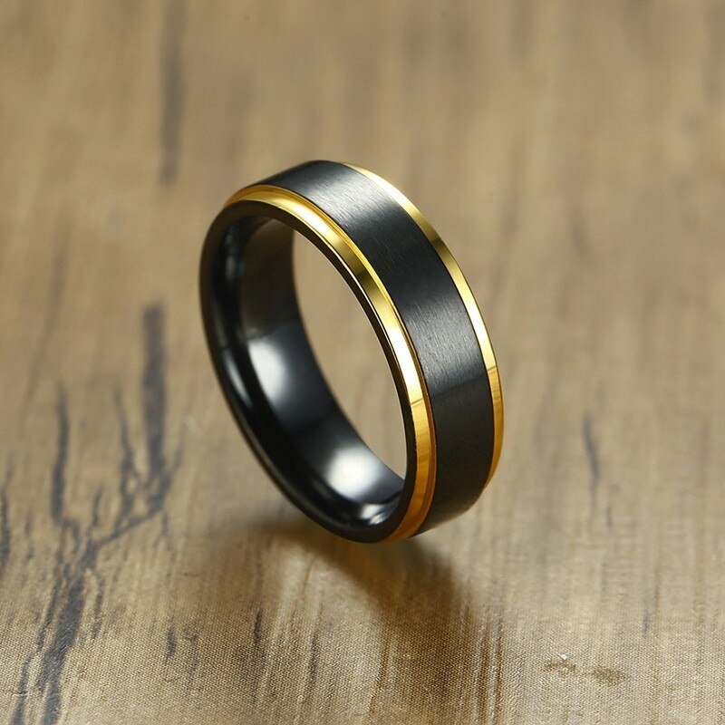 Aliança Preta com Centro Escovado e Rebordo Dourado Brilhante em Aço 6mm para Casamento, Namoro ou Compromisso - REF1010