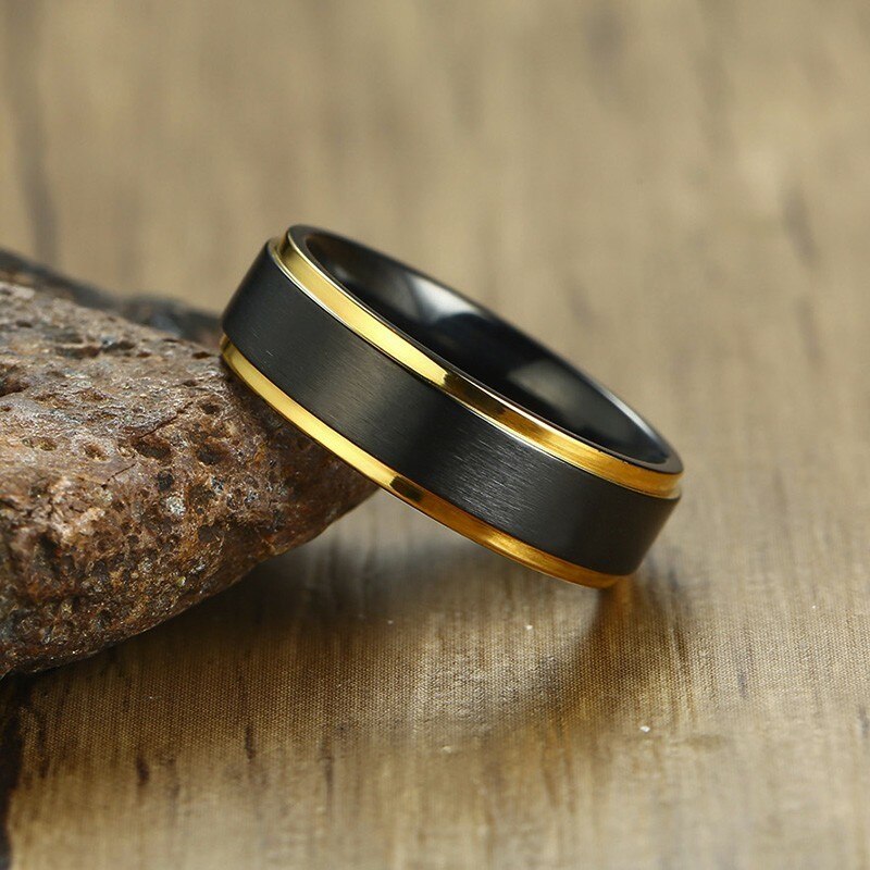Aliança Preta com Centro Escovado e Rebordo Dourado Brilhante em Aço 6mm para Casamento, Namoro ou Compromisso - REF1010